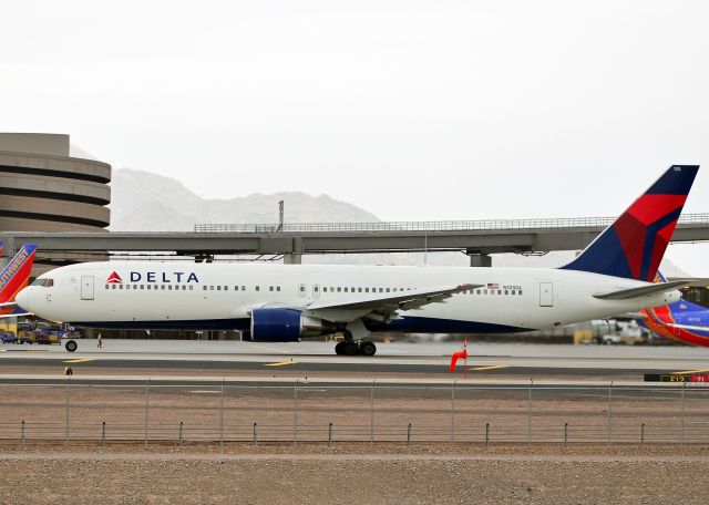 BOEING 767-300 (N125DL)