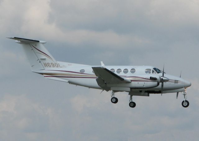 Beechcraft Super King Air 200 (N690L) - Landing on 14 at Downtown Shreveport.