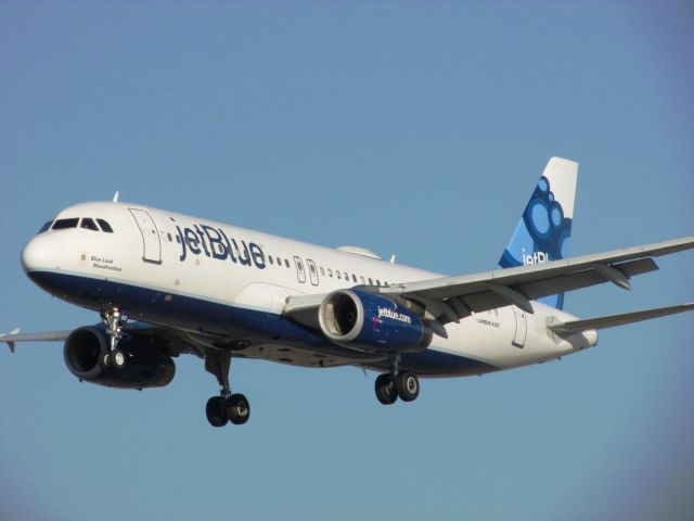 Airbus A320 (N612JB) - Landing RWY 30