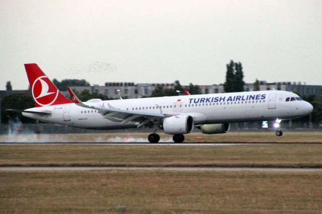 Airbus A321neo (TC-LSO) - Touching down on rwy 09L on 10-Aug-20 operating flight THY1983 from LTFM.