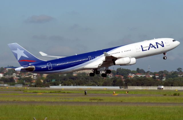 Airbus A340-300 (CC-CQF)