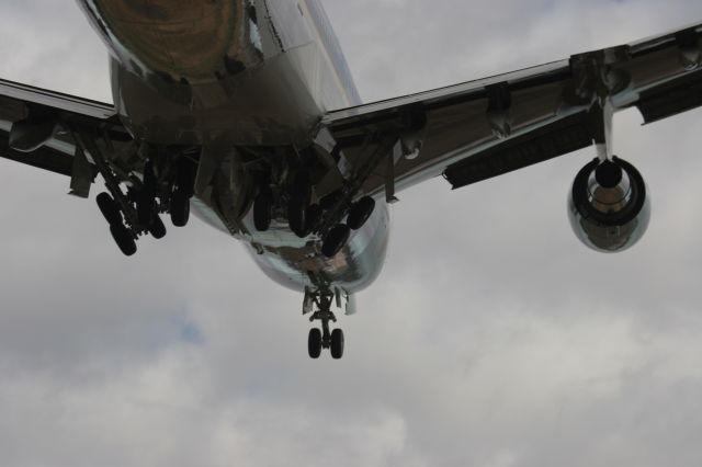 Boeing 747-200 (N29000) - Air Force One Main Landing Gear & Starboard Engine No. 3