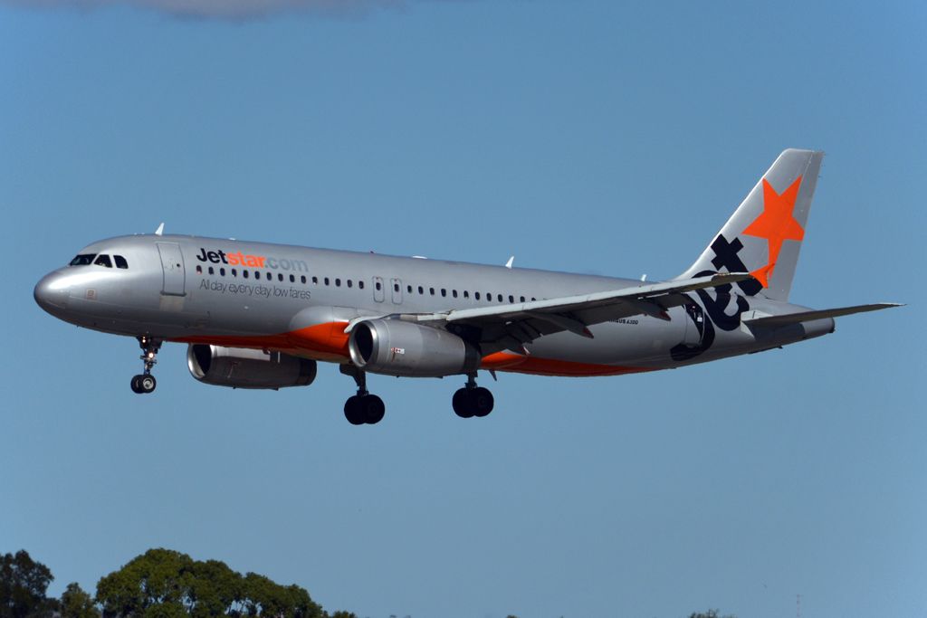 Airbus A320 (VH-VQM) - On short finals for runway 05. Monday, 14th April, 2014.