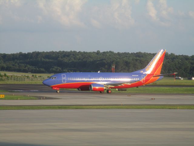 BOEING 737-300 (N660SW) - The soon-to-be-retired N660SW with Southwest, one of their oldest 733s, built in 1985 for Piedmont, the former Nancy Davis Pacemaker. Was also Western Pacifics Simpsons logojet.