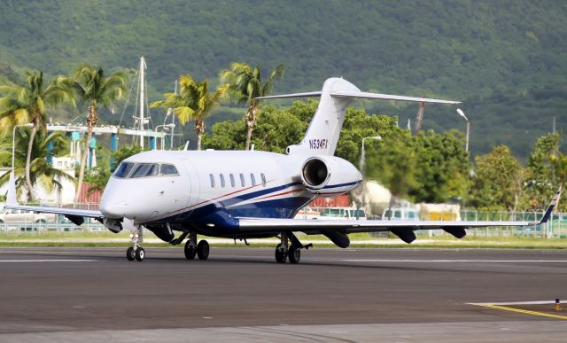 Bombardier Challenger 300 (N534FX)