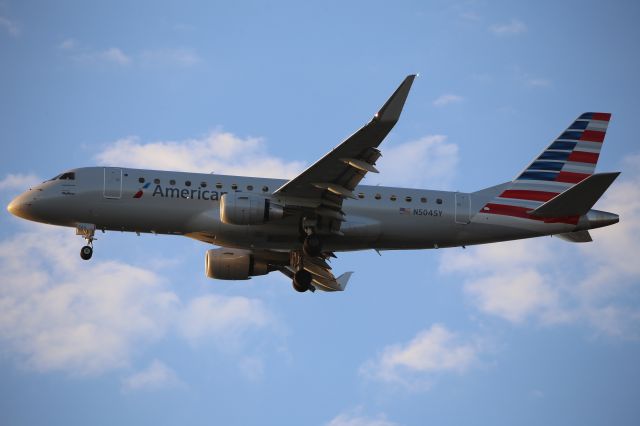 EMBRAER 175 (long wing) (N504SY)