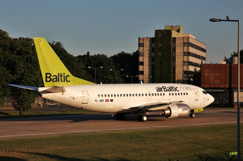 Boeing 737-500 (YL-BBE)