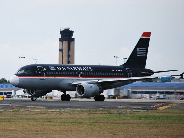 Airbus A319 (N766US) - Taxiing into position 18L - 4/8/10