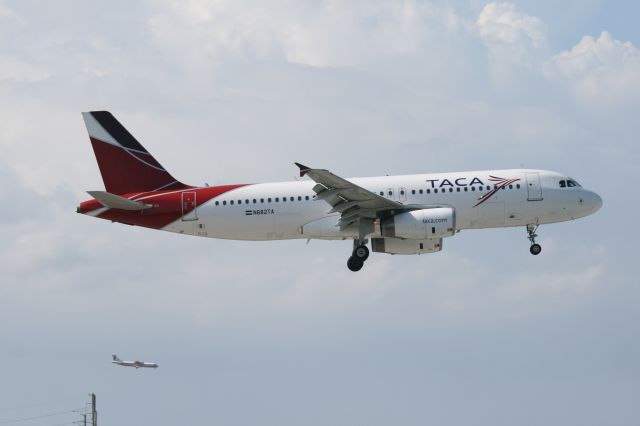 Airbus A320 (N682TA)
