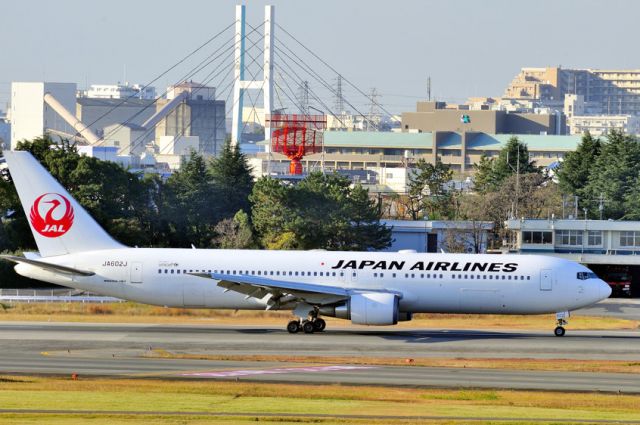 BOEING 767-300 (JA602J) - End of the landing