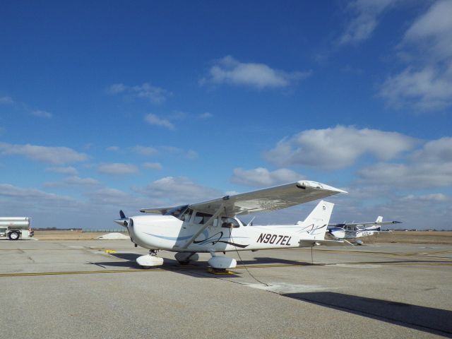 Cessna Skyhawk (N907EL)