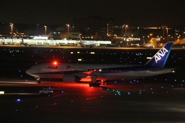 Boeing 777-200 (JA715A)