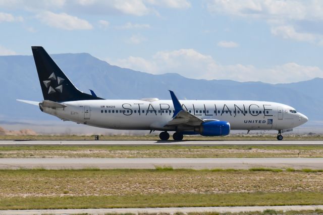 Boeing 737-800 (N14219)