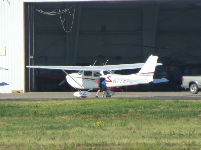 Cessna Skyhawk (N7727U)