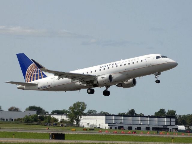 Embraer 175 (N202SY)