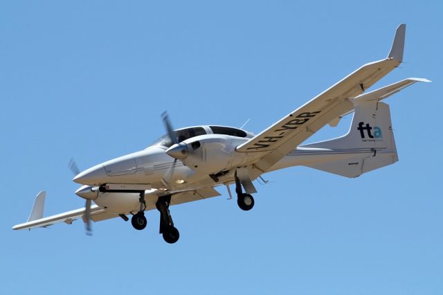 Diamond Twin Star (VH-YBR) - FLIGHT TRAINING ADELAIDE - DIAMOND DA-42 TWIN STAR - REG VH-YBR (CN 42.202) - PARAFIELD ADELAIDE SA. AUSTRALIA - YPPF (19/12/2014)