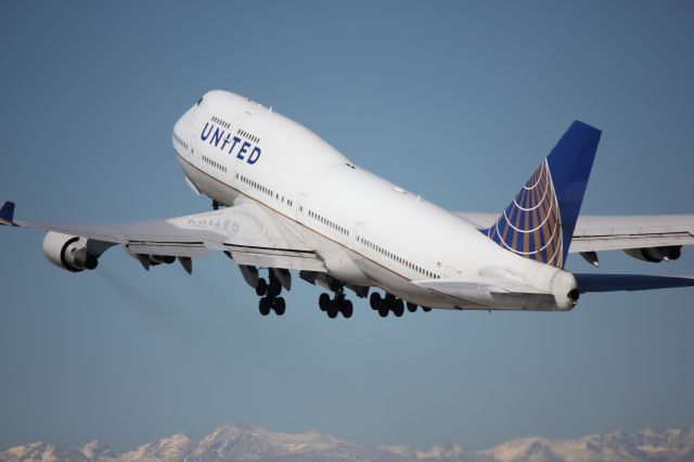 Boeing 747-400 (N128UA) - Departing runway 25 for Honolulu.