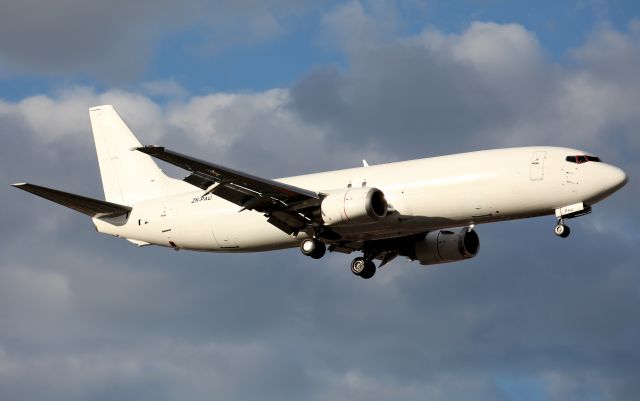 BOEING 737-400 (ZK-PAU) - Short Final to Rwy 16R