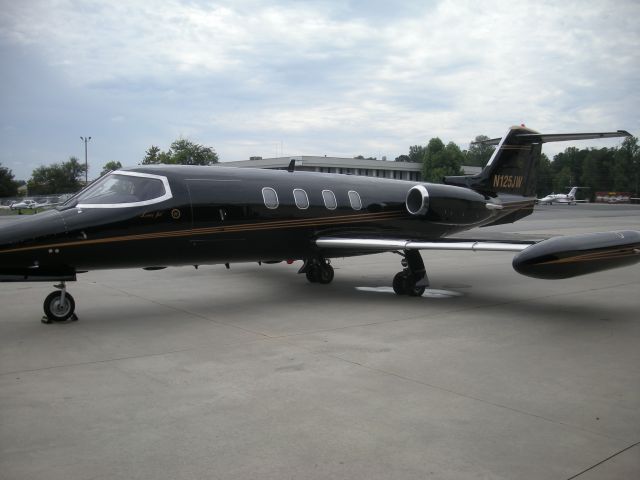 Learjet 25 (N125JW) - Parked at KPDK befor a flight to KFLL