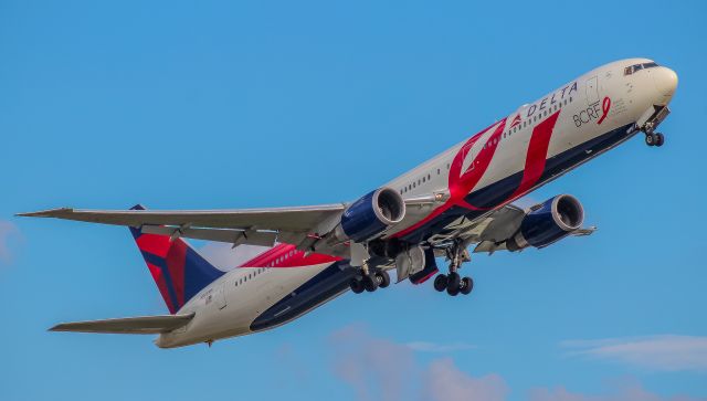 BOEING 767-400 (N845MH) - DL212 departing Atlanta for Nice