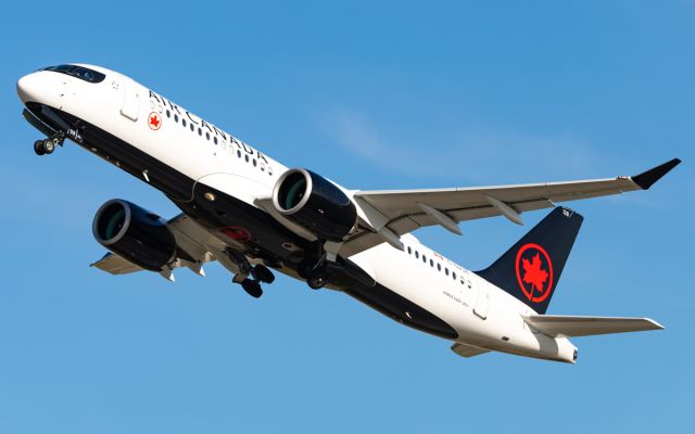 Airbus A220-300 (C-GVUH)