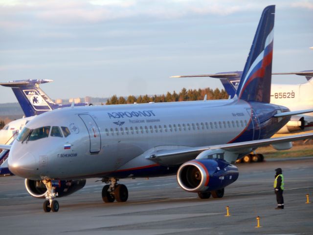 Sukhoi Superjet 100 (RA-89008)