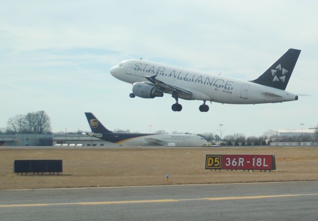 Airbus A320 (N702UW)