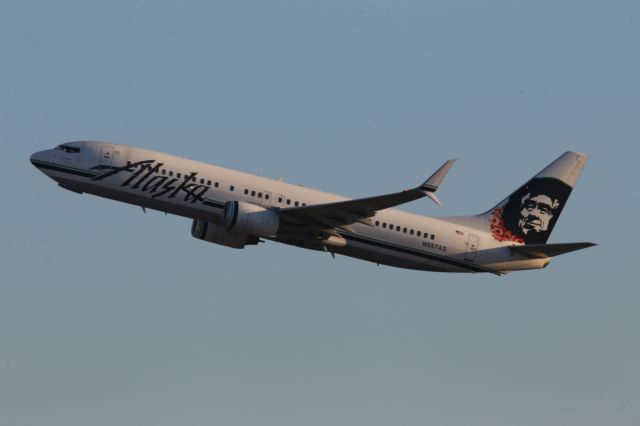 Boeing 737-800 (N557AS)