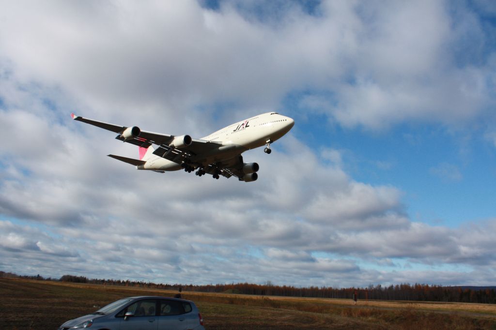 Boeing 747-200 (JA8085) - Japan Air Lines flight JAL8808 arriving at Quebec City Airport CYQB from Narita Intl (RJAA) on saturday november 1st at 10:35 EDT    The second B747-400 to land on Quebec City ground in 2008.