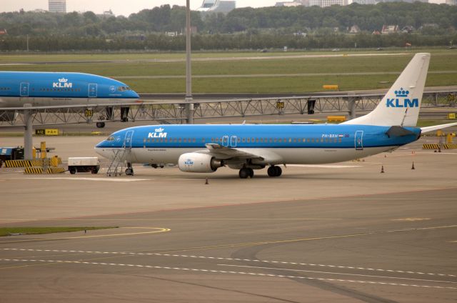 Boeing 737-800 (PH-BXH) - KLM - B737-8K2WL (PH-BXH) with KLM's B777-206ER (PH-BQL) partially in the background at AMS. (Photo May 2007)