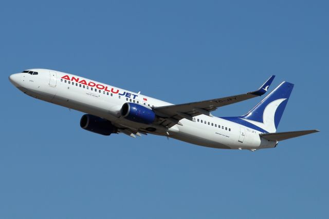 Boeing 737-800 (TC-JFY) - 21/01/2022:  Anadolu flight to istanbul, SAW airport after T/O from runway 26.