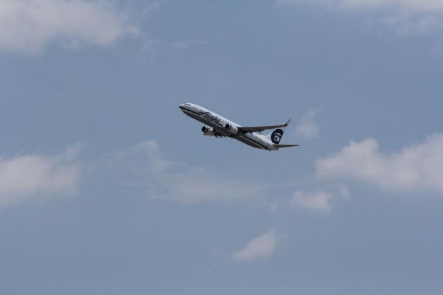 Boeing 737-700 (N400AS) - Alaska Airlines B-737 departing KDFW