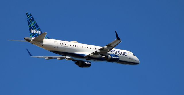 Embraer ERJ-190 (N283JB) - Shortly after departure is this 2007 jetBlue Embraer 190-100AR in the Spring of 2021.