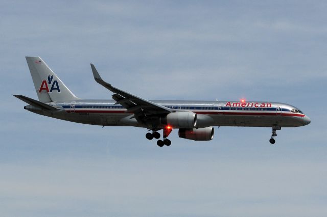 Boeing 757-200 (N669AA) - On s/final to 16R.