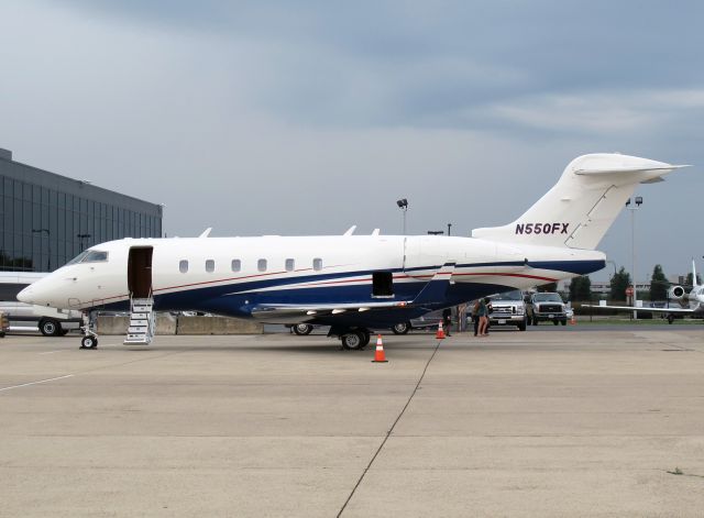 Bombardier Challenger 300 (N550FX) - Flexjet.