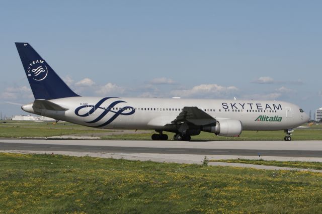 BOEING 767-300 (EI-DBP) - July 25, 2010 - leaving Toronto 