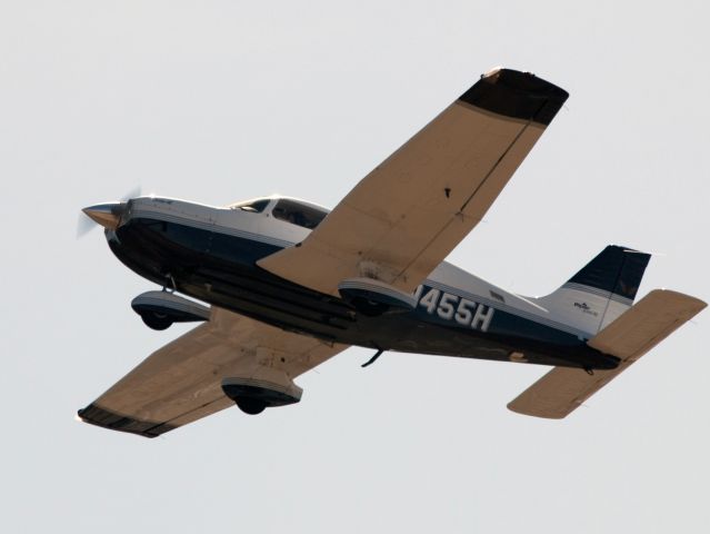 Piper Cherokee (N455H) - Take off runway 26.