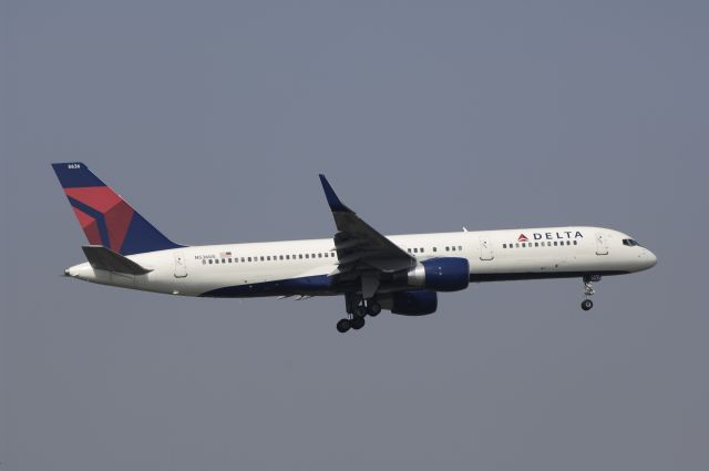 Boeing 757-200 (N563US) - Final Approach to Narita Intl Airport Rwy34L on 2013/07/10