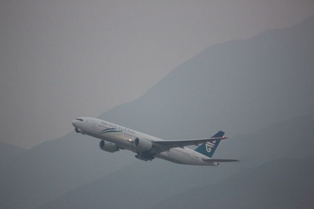 Boeing 777-200 (ZK-OKD)