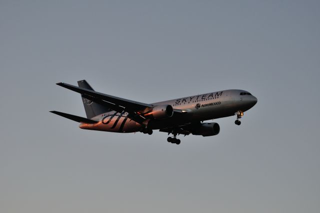 BOEING 767-200 (XA-JBC) - 2012/12/24