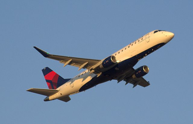 Embraer 175 (N281SY)