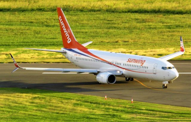 Boeing 737-800 (C-GKVV)