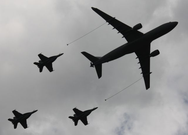 — — - Airbus KC-30A with three F/A-18A/B Hornets at Avalon Air Show 2015