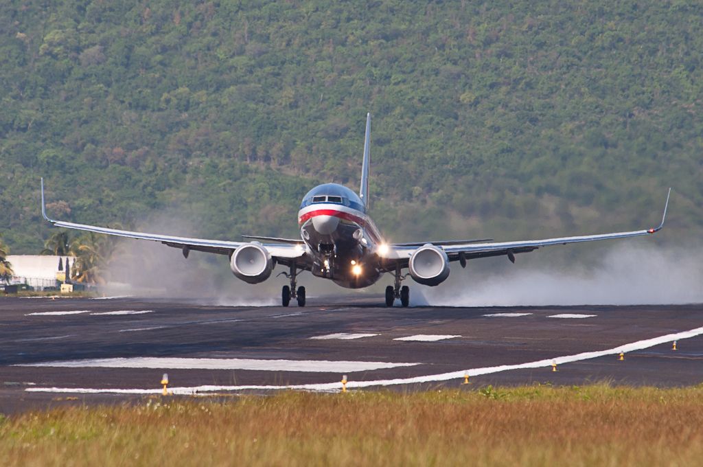 Boeing 737-800 (N866NN)