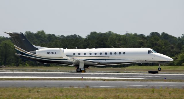 Embraer ERJ-135 (N913LX)
