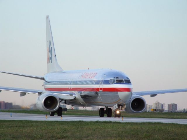 Boeing 737-800 (N972AN) - An older NG from AAL, look at the eye brows