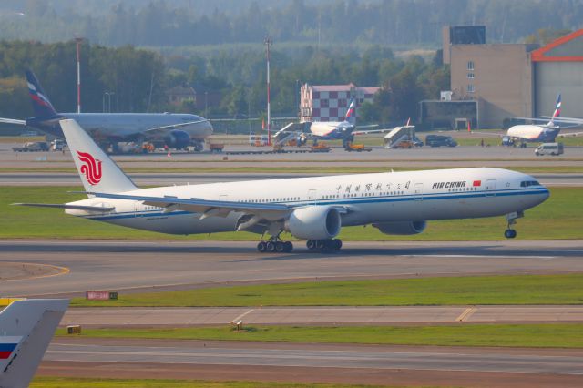 BOEING 777-300ER (B-7869)