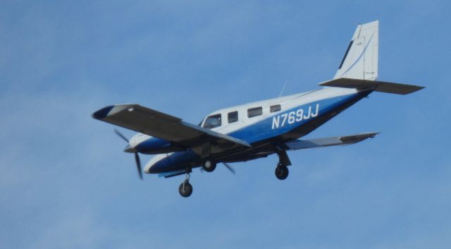 Piper Seneca (N769JJ) - On final is this 2002 Piper Seneca PA-34-220T in the Winter of 2021.