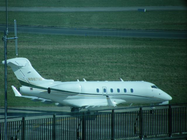 Bombardier Challenger 300 (N987HP)