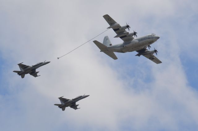 — — - KC-135 and F-18s at Marine Corps Air Station (MCAS) Beaufort Air Show, 29 April 2017